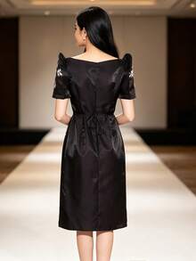 Modern Attire 女款優雅蝴蝶袖印花短袖洋裝 - 黑色 - 查看 2