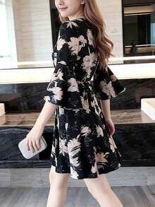 Vestido corto de mujer Vestido primaveral/veraniego con estampado floral en blanco y negro, cuello en V, cintura con cordón, mangas acampanadas, silueta A de talle alto, largo corto,elegante - Negro - Ver 8