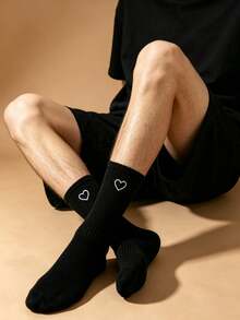 1/3/5 Pairs Men's Mid-Calf Socks, Black & White Heart Pattern Socks, Unisex Sports Socks, Korean Style Versatile Black & White Heart Mid-Calf Socks, All-Season Wear, Soft & Breathable, Skin-Friendly & Comfortable, High Elasticity, Moisture-Wicking & Sweat-Absorbing, Durable & Non-Tight; Suitable For Daily Commute, Casual Wear, Basketball, Cycling, Hiking, Running And Other Sports, Sports Socks, Fitness Training Socks. - Multicolor - View 5