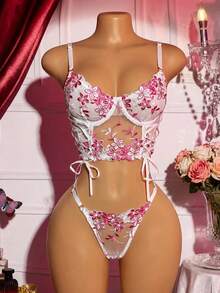 Women's Two Pieces Embroidered Lace Side Strap Bow Top With Briefs. Paired With Same-Color Lace, Featuring An Exquisite, Simple And Fashionable Design. - Red - View 2