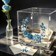 Caixa de Cartão de Acrílico Transparente com Guirlanda Semicircular Floral Azul, Caixa de Cartão de Casamento de Acrílico Transparente com Cadeado e Caixa de Assinatura de Bênção, Caixa de Armazenamento de Cartão com Folha de Ouro Rosa Azul, Caixa de Dinheiro Viral para Festa de Casamento, Aniversário e Celebração, Caixa de Coleção de Cartões de Saudação Estilo INS de Alta Qualidade, Ornamento de Decoração para Festa de Noivado, Caixa de Dinheiro Transparente, Design Floral Azul Sonhador - Transparente - Visão 1