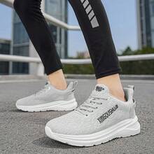 Zapatillas de running con parte superior de malla texturizada degradada y amortiguación para hombres y mujeres, estampado de letras en el lateral, suela gruesa de espuma ligera, antideslizantes y resistentes al desgaste, transpirables y sin sensación de sofoco para verano, para correr largas distancias al aire libre, fitness, desplazamientos diarios, versátiles para parejas, estilo casual deportivo, disponibles en múltiples colores - Gris - Ver 6