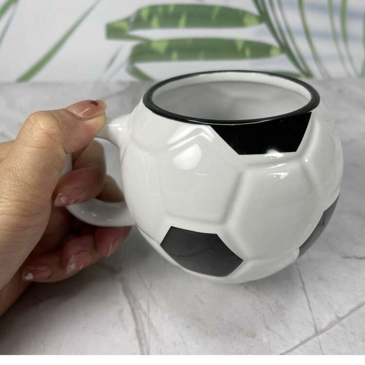 Mug Keramik Berbentuk Bola Sepak Kreatif dengan Tekstur 3D, Cangkir Kopi Personalisasi untuk Penggemar. - Hitam dan Putih - View 3