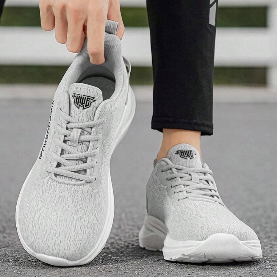 Zapatillas de running con parte superior de malla texturizada degradada y amortiguación para hombres y mujeres, estampado de letras en el lateral, suela gruesa de espuma ligera, antideslizantes y resistentes al desgaste, transpirables y sin sensación de sofoco para verano, para correr largas distancias al aire libre, fitness, desplazamientos diarios, versátiles para parejas, estilo casual deportivo, disponibles en múltiples colores - Gris - Ver 1