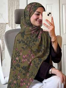 1件女款波希米亞風時尚水彩花卉印花黏膠纖維圍巾，春夏休閒街頭希賈布多功能披肩，適合日常穿搭 - 橄欖綠 - 查看 3
