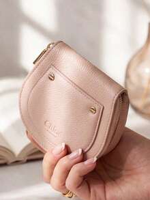 Chloé Bolso de mano de cuero rosa nude suave con forma curva, tirador de cremallera de cuero, cremallera de metal lisa, adecuado para ir a la oficina y tomar el té de la tarde, regalo del Día de la Madre y aniversario CHLOE-GIFT-28 - Rosa Pálido - Ver 4