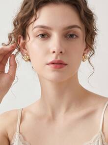 1 Pair Vintage Four-Leaf Clover Zirconia Stud Earrings, Gold Brushed Texture Flower Earrings, French Luxury Elegant Earrings, Vintage Brushed Texture Zirconia Earrings, Commute/Date/Daily Versatile Accessories - Gold - View 2