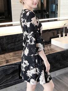 Vestido corto de mujer Vestido primaveral/veraniego con estampado floral en blanco y negro, cuello en V, cintura con cordón, mangas acampanadas, silueta A de talle alto, largo corto,elegante - Negro - Ver 6