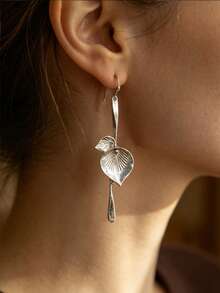 1 Pair French Minimalist Alloy Ginkgo Leaf Long Earrings, Textured Vein Design, Versatile Daily Wear - Silver - View 4