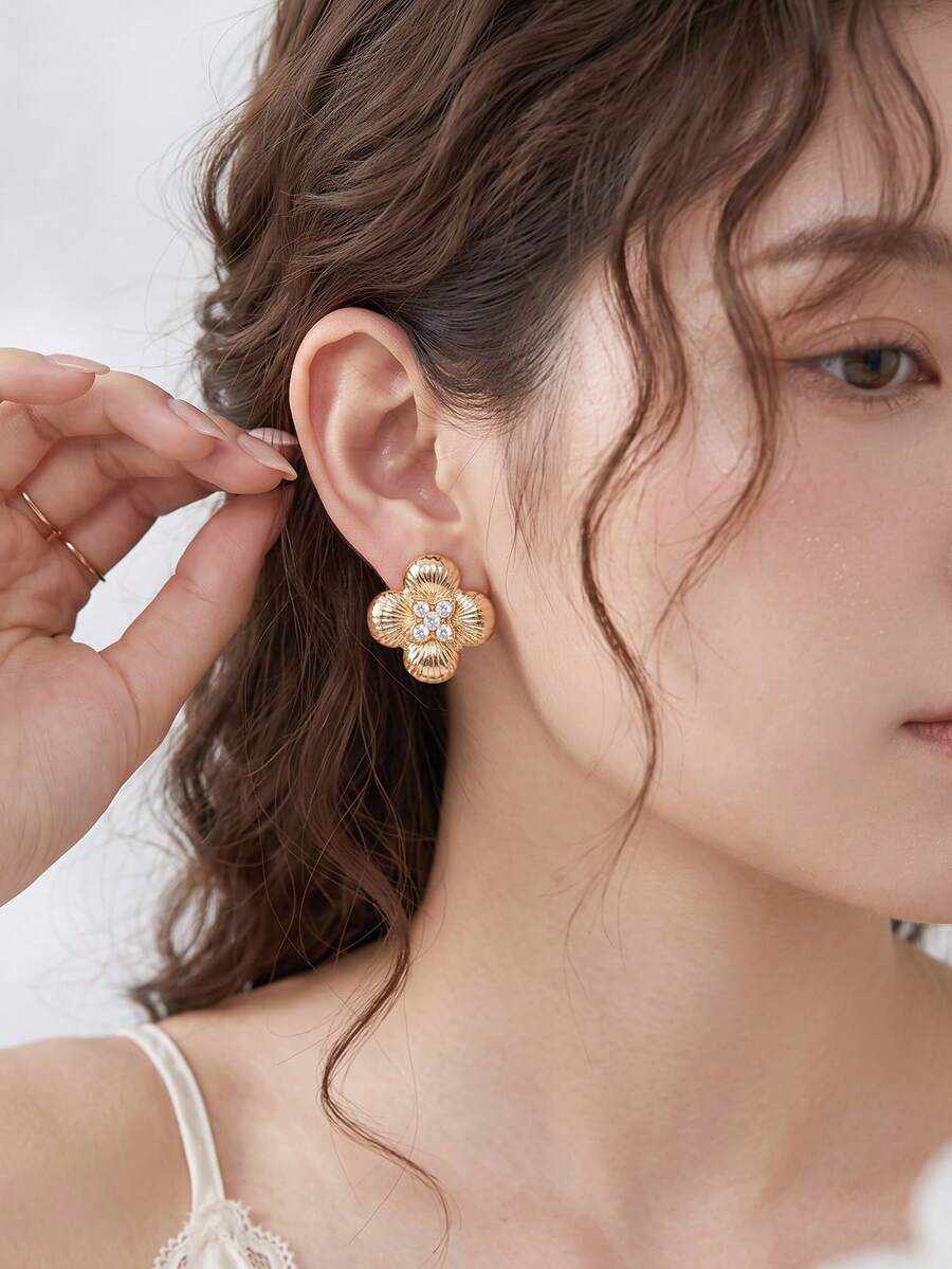 1 Pair Vintage Four-Leaf Clover Zirconia Stud Earrings, Gold Brushed Texture Flower Earrings, French Luxury Elegant Earrings, Vintage Brushed Texture Zirconia Earrings, Commute/Date/Daily Versatile Accessories - Gold - View 1