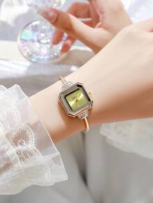 SOKI SOKI 1 pièce Montre à quartz de luxe vintage pour femmes, petit cadran carré avec marqueurs à clous, bracelet ouvert plaqué or poli, cornes ornées de cristaux, design à fermoir ouvert, facile à porter, délicate et élégante, convient pour le quotidien, les vacances, les fêtes, le Ramadan, l'Aïd, le bureau, Thanksgiving, les mariages, les banquets, les rendez-vous, Noël, la rentrée scolaire, Halloween, Pâques et autres occasions, cadeau parfait pour les femmes - Vert - Voir 5