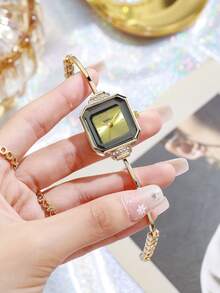 SOKI SOKI 1 pièce Montre à quartz de luxe vintage pour femmes, petit cadran carré avec marqueurs à clous, bracelet ouvert plaqué or poli, cornes ornées de cristaux, design à fermoir ouvert, facile à porter, délicate et élégante, convient pour le quotidien, les vacances, les fêtes, le Ramadan, l'Aïd, le bureau, Thanksgiving, les mariages, les banquets, les rendez-vous, Noël, la rentrée scolaire, Halloween, Pâques et autres occasions, cadeau parfait pour les femmes - Vert - Voir 3