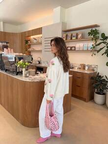 Senya 女款圓領長袖手工鉤編 3D 花朵針織毛衣，休閒寬鬆極簡風，適合日常穿著、浪漫約會、假日場合的套頭毛衣上衣 - 杏色 - 查看 3