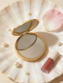 مرآة مكياج جيب محمولة دائرية بشعار Dior محفور ثلاثي الأبعاد، مزدوجة الوجه (عادية ومكبرة)، متوفرة باللونين الفضي والذهبي - الذهبي - مشاهدة 3