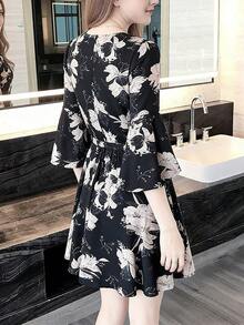 Vestido corto de mujer Vestido primaveral/veraniego con estampado floral en blanco y negro, cuello en V, cintura con cordón, mangas acampanadas, silueta A de talle alto, largo corto,elegante - Negro - Ver 2