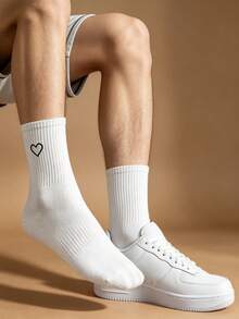 1/3/5 Pairs Men's Mid-Calf Socks, Black & White Heart Pattern Socks, Unisex Sports Socks, Korean Style Versatile Black & White Heart Mid-Calf Socks, All-Season Wear, Soft & Breathable, Skin-Friendly & Comfortable, High Elasticity, Moisture-Wicking & Sweat-Absorbing, Durable & Non-Tight; Suitable For Daily Commute, Casual Wear, Basketball, Cycling, Hiking, Running And Other Sports, Sports Socks, Fitness Training Socks. - Multicolor - View 4