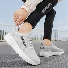 Zapatillas de running con parte superior de malla texturizada degradada y amortiguación para hombres y mujeres, estampado de letras en el lateral, suela gruesa de espuma ligera, antideslizantes y resistentes al desgaste, transpirables y sin sensación de sofoco para verano, para correr largas distancias al aire libre, fitness, desplazamientos diarios, versátiles para parejas, estilo casual deportivo, disponibles en múltiples colores - Gris - Ver 8