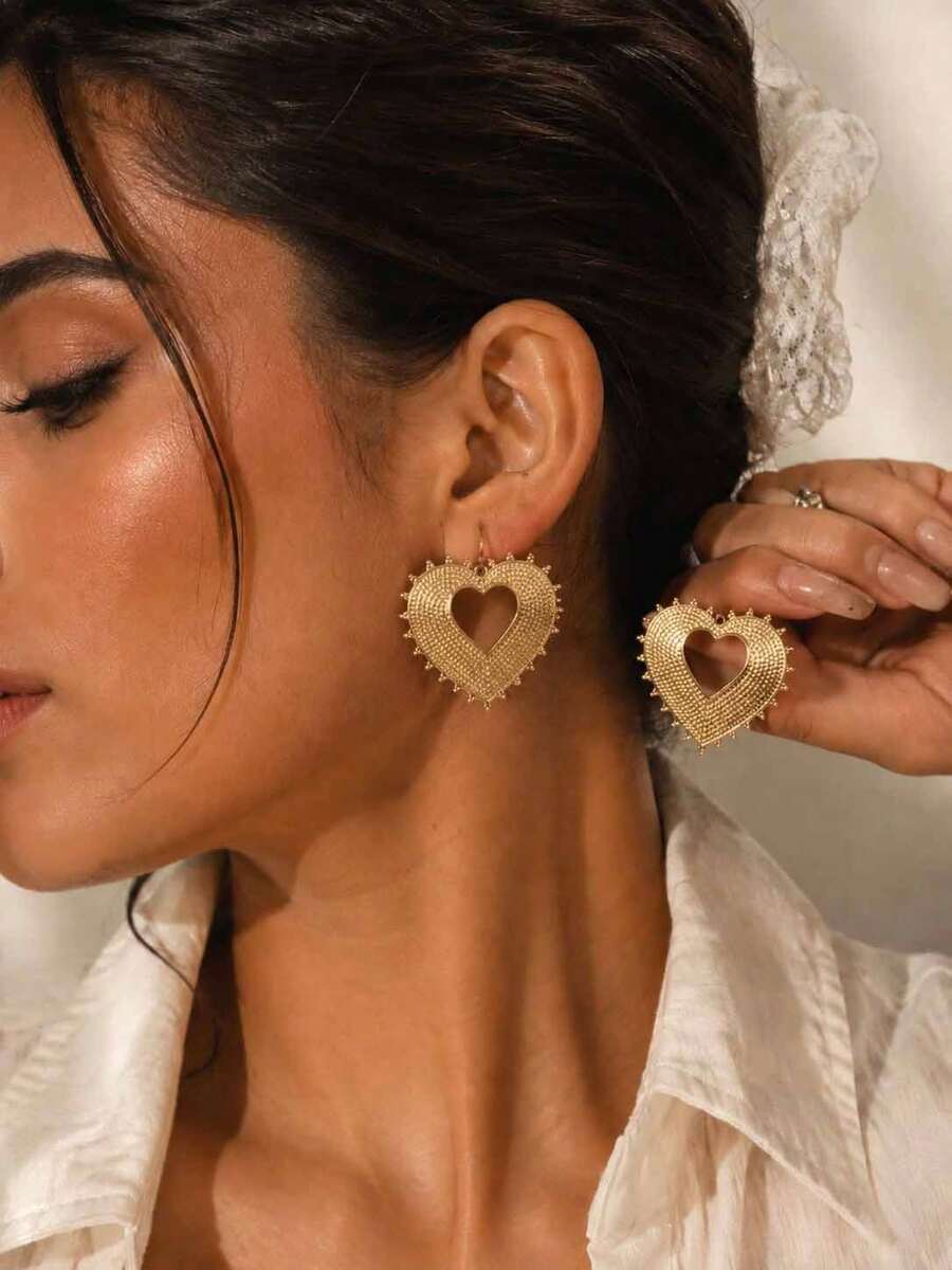 1 Pair Women's Vintage Heart-Shaped Hollow Earrings, Gold Embossed Texture Heart Earrings, Unique Geometric Edge Design, Light Luxury Elegant Style For Daily Wear, Fashion Jewelry - Multicolor - View 1