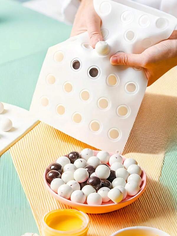 Crème witte 35-holtes reguliere mini-halvebolvorm, eendelige siliconen bakplaat, uniforme halve bolvorm, hittebestendige siliconen halve bolvorm met grote capaciteit, geschikt voor halve bol gevulde chocolade, cake decoratieballen, halve bol aromatherapie waskralen, koud-proces mini handgemaakte zeep, commercieel gebruik in dessertwinkels, drankijsballen, bruiloft dessertdecoratie, energysnacks