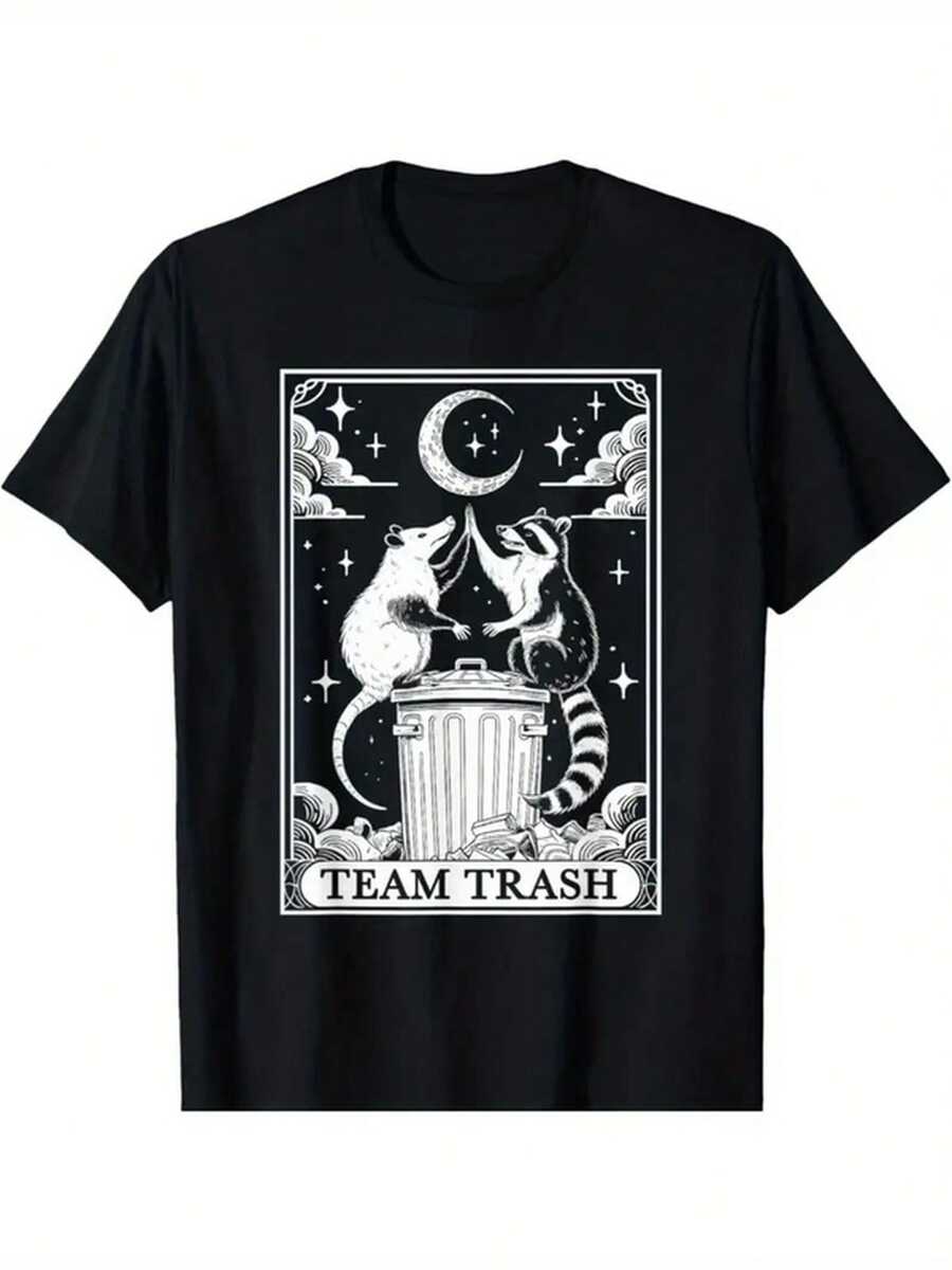 Tarot Card Vintage Team Trash Crescent Moon Opossum Raccoon T-Shirtmit Einem Retro Y2K Street Style. This Unisex Top Is Suitable For All Seasons. - 黑色 - 查看 1