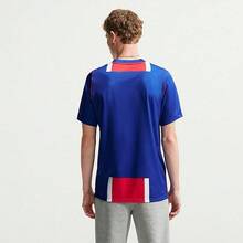 Camiseta de fútbol Nike Paris Saint-Germain Dri-FIT temporada 2026/27, versión aficionado, local, manga corta, diseño minimalista con bloques de color, para hombre - blanco, azul y rojo - Ver 4