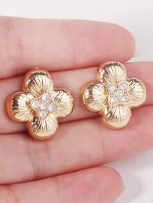 1 Pair Vintage Four-Leaf Clover Zirconia Stud Earrings, Gold Brushed Texture Flower Earrings, French Luxury Elegant Earrings, Vintage Brushed Texture Zirconia Earrings, Commute/Date/Daily Versatile Accessories - Gold - View 5