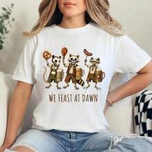 Camiseta Divertida de Oktoberfest y Halloween -  con Esqueletos de Animales y 'Celebramos al Amanecer' - Blanco - Ver 1