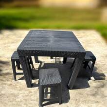 1 Juego De Mesa Con Bancos De Plastico Estilo Rattan En Color Negro Ideal Para Negocios o Jardin Con Orificio Para Sombrilla - Negro - Ver 1
