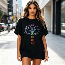 Camiseta para mujer con símbolo de flor de loto y chakras, representa equilibrio espiritual, energía interior y conexión positiva, confeccionada en algodón suave y cómodo - Negro - Ver 3
