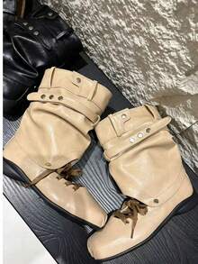 2026新款女款杏色百褶方頭短靴，前綁帶多層銀色鉚釘套腳平底低跟解構街頭時尚靴 - 杏色 - 查看 1