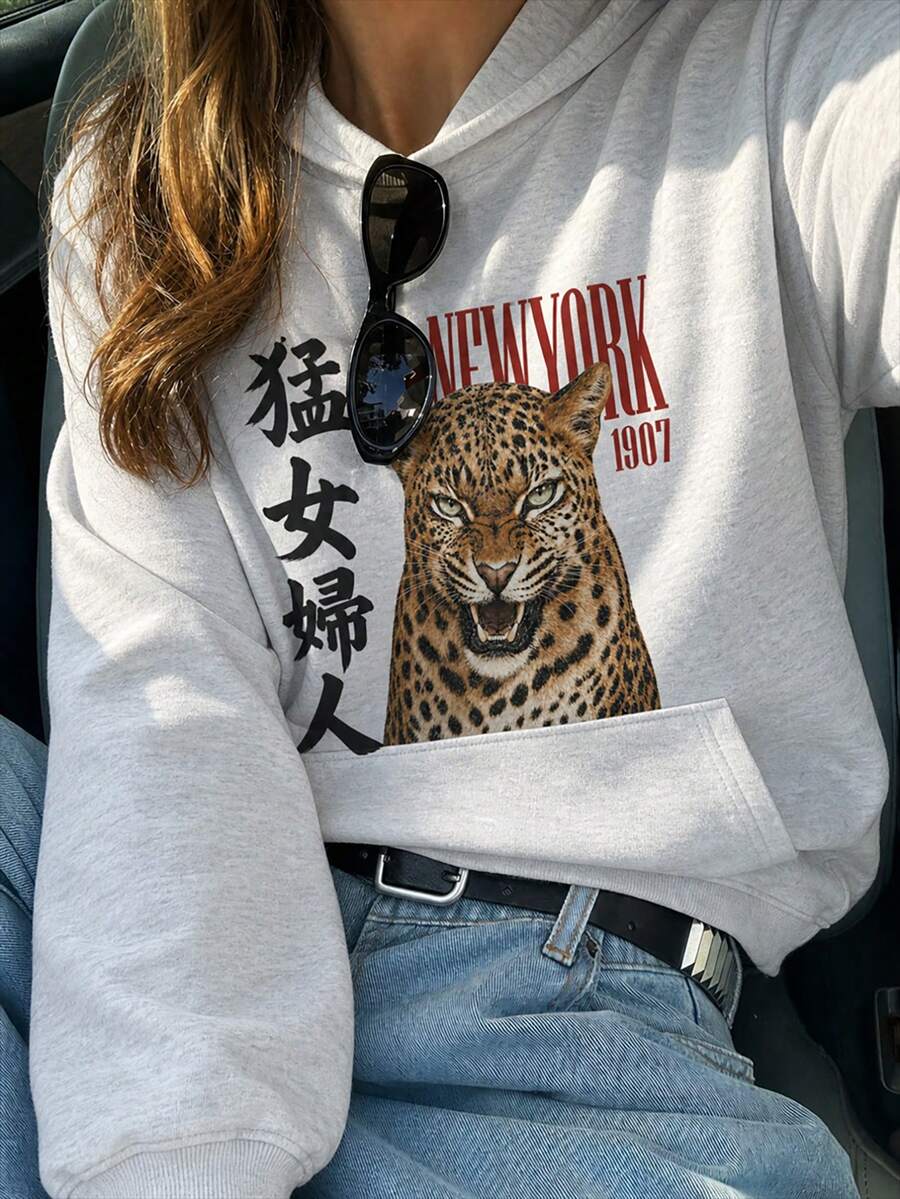 女款淺灰色豹紋與中文字圖案寬鬆連帽衛衣,落肩長袖,袋鼠口袋,紐約字母印花 - 淺灰色 - 查看 1