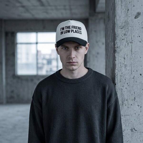 2 Pcs Unisex Retro Style Letter Graphic Baseball Cap Men Women 'I'M THE FRIEND IN LOW PLACES' Slogan Embroidered Contrast Color Trucker Hat