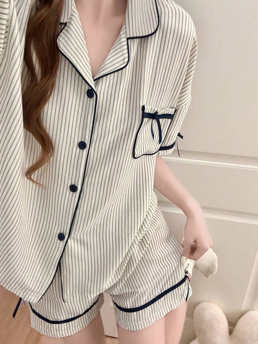 2件組女款睡衣家居服套裝,翻領開襟外套直條紋印花附胸前口袋與蝴蝶結裝飾,簡約短袖短褲,適合春夏季 - 黑與白 - 查看 1