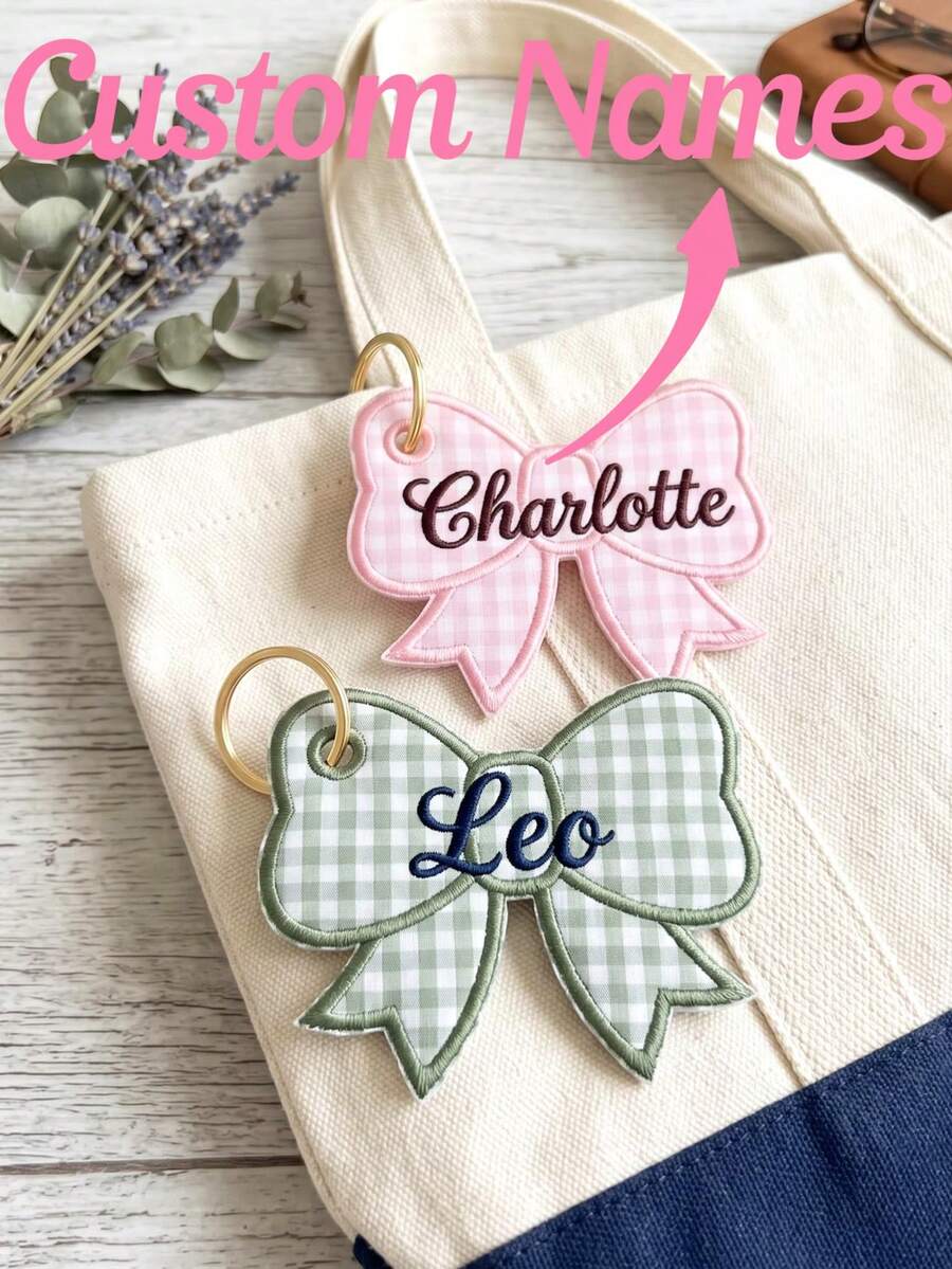 個性化刺繡格紋蝴蝶結吊飾，客製化姓名背包掛飾鑰匙圈，客製化包包配件，兒童背包掛飾，格紋鑰匙圈，個性化禮物