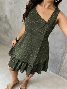Vestido corto sin mangas de talla grande para mujer, con cuello asimétrico, botones, tela texturizada, bajo con volantes y corte en A, estilo casual para vacaciones de verano - Verde militar - Ver 2