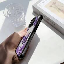 [24h Shipping from DE/FR/ES]Apple 17 16 15 promax  21 22 23 24 25 26 Ultra GalaxyHandyhülle - Eine transparente Handyhülle mit einem Design von violetten Schmetterlingen unter Blumen, verstärkt mit schwarzer galvanisierung an den Ecken, geeignet für iPhone X/11/12/13/14/15/16/17/Plus/Pro/Promax.Sie bietet Schutz vor Stürzen. - 1 Stück Bildfarbe - Übersicht 2