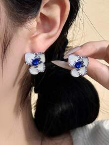 1 Pair Elegant Vintage Floral Glass Decor Stud Earrings Suitable For Women's Travel And Party Wear - Blue + Silver - View 2