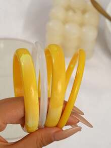 Set 4 Gelang Akrilik Bulat Minimalis Elegan yang Dapat Ditumpuk, Aksesori Modis dan Serbaguna Sepanjang Tahun, Cocok untuk Pakaian Santai Wanita Saat Liburan dan Perjalanan Sehari-hari - Kuning - View 1