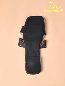 Sandal Selop Datar Fashion Baru Musim Panas ThreadWell W 2026, Tali Lebar Potongan Silang Ganda, Ujung Terbuka, Ujung Persegi, Jahitan Kontras, PU Lembut, Mudah Dipakai, Gaya Kasual Ultra Ringan, Cocok untuk Aktivitas Luar Ruangan, Pantai, Liburan, dan Perjalanan Sehari-hari - Rust Brown - View 8
