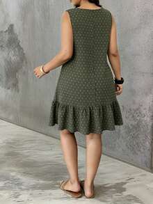 Vestido corto sin mangas de talla grande para mujer, con cuello asimétrico, botones, tela texturizada, bajo con volantes y corte en A, estilo casual para vacaciones de verano - Verde militar - Ver 5