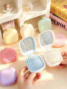 1 pièce Brosse à cheveux carrée pliable en plastique pastel kawaii avec miroir intégré, mini peigne de poche portable pour démêler les cheveux avec coussinet, accessoire de coiffure antistatique, indispensable pour les voyages, l'utilisation quotidienne, les rendez-vous, le camping, les activités de plein air et les vacances - Plusieurs styles - Voir 4