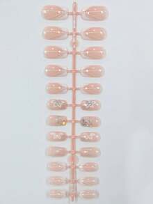 24片法式棺材形人造指甲，自然肤色，白色边缘，饰以闪亮水钻和小花朵，适合派对、晚宴和日常佩戴。套装包含1支透明胶水和1把指甲锉。可卸除，可重复使用。美甲用品 - 彩色 - 查看 8