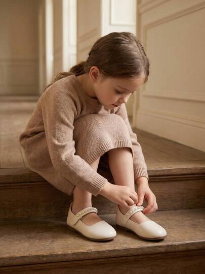 Sepatu Flat Mary Jane Berhiaskan Mutiara untuk Anak Perempuan, Sepatu Formal Kulit Sintetis Lembut dengan Sol Kulit Sapi Anti Selip, Cocok untuk Balita dan Anak-Anak, Sekolah, Pesta, dan Pemakaian Sehari-hari