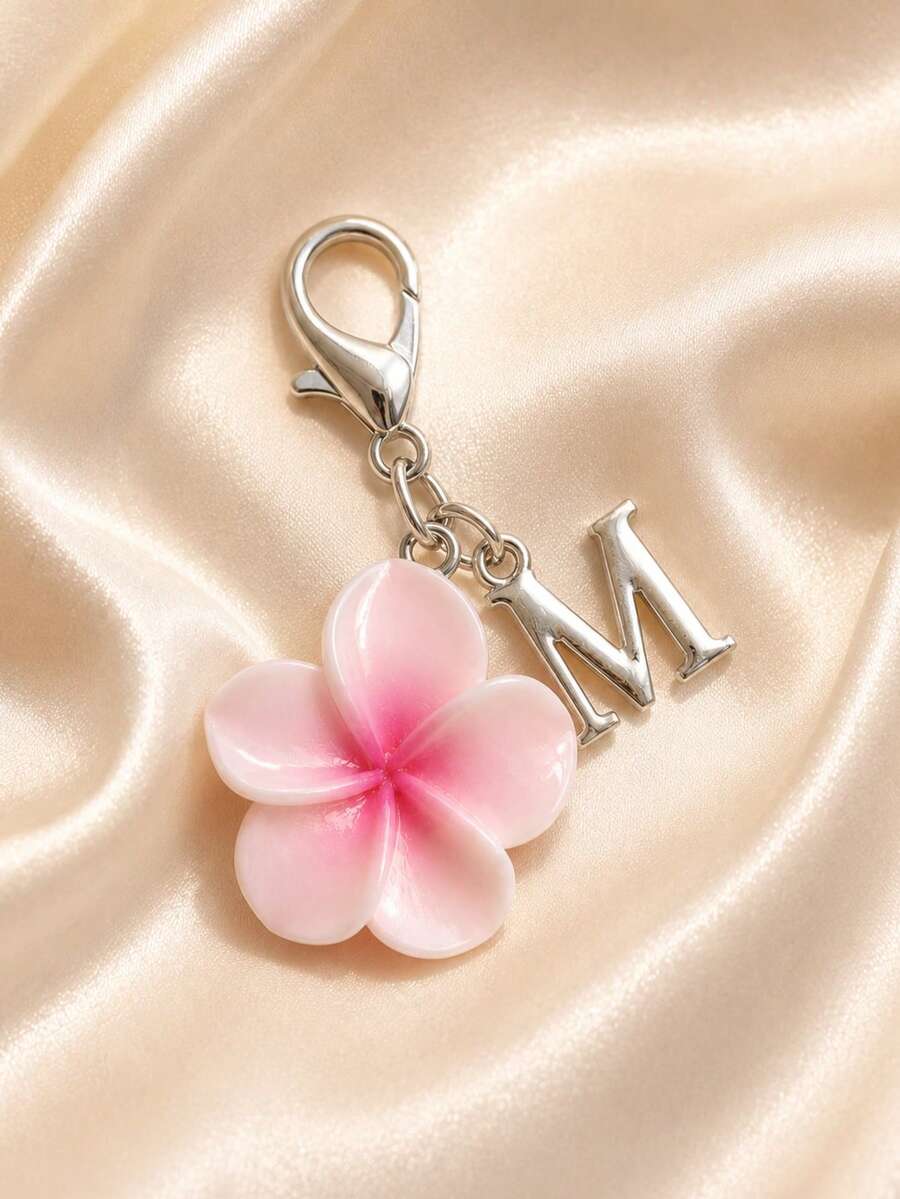 Un colgante de llavero realista de Bauhinia, Frangipani y Flor de Cerezo con 26 letras inglesas que representan las iniciales A-Z. Este llavero de flor de cinco pétalos con degradado es un accesorio lindo adecuado para adornos de cremallera de bolsos y decoración de llaveros de coche - Multicolor - Ver 1