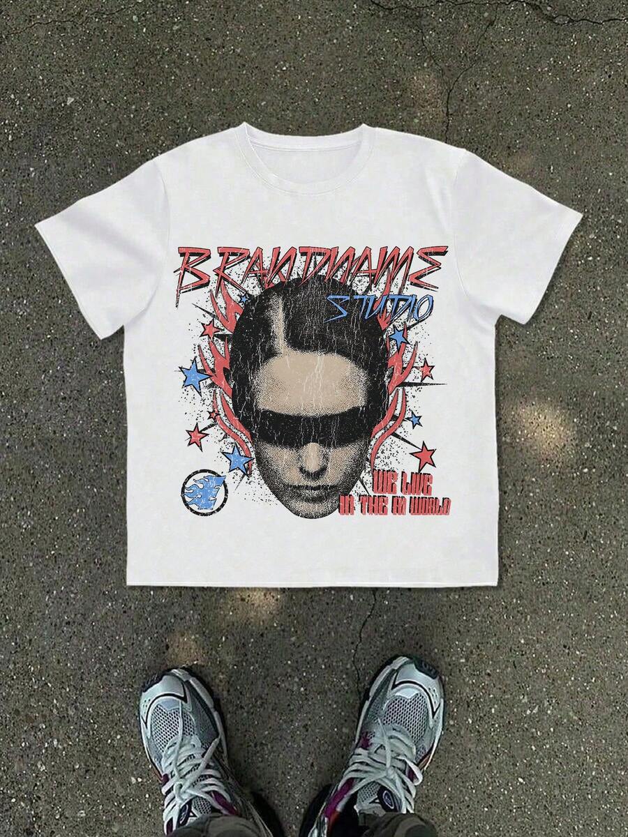 Nuovo T-shirt da uomo, stampa Y2K, lo stile bianco presenta il testo rosso e blu BRANDNAME STUDIO, abbinato a un'immagine di personaggio, decorazioni a forma di stella - Bianco - Visualizzare 1