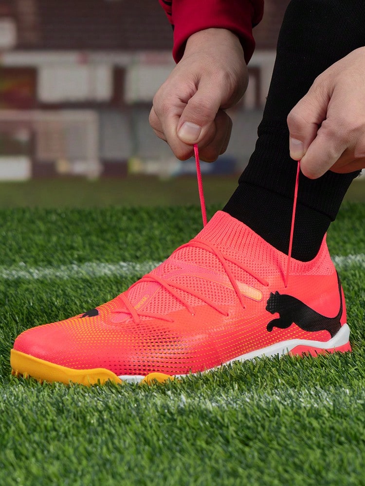 Sepatu Sepak Bola PUMA Future Artificial Turf TT (Gum Spikes) untuk Pria: Peredam Guncangan, Tahan Aus, dan Anti Selip - Merah dan hitam - View 1