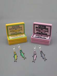 CUTIE SARDINES 鯖魚罐頭造型收納盒 + 小魚吊飾 2件組，迷你便攜收納盒附鯖魚鑰匙圈，可收納耳機、耳環、數據線、彩妝配件，適合學生、年輕女性、玩具愛好者，適用日常通勤、校園課堂、短途旅行、海灘度假，復古趣味小眾便攜收納組，送給好友與情侶的禮物 - 多色 - 查看 8