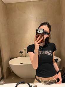 女款修身短袖T恤，收腰設計，圓領，字母印花，短版長度，標準肩寬，休閒黑色夏季款 - 黑色 - 查看 3