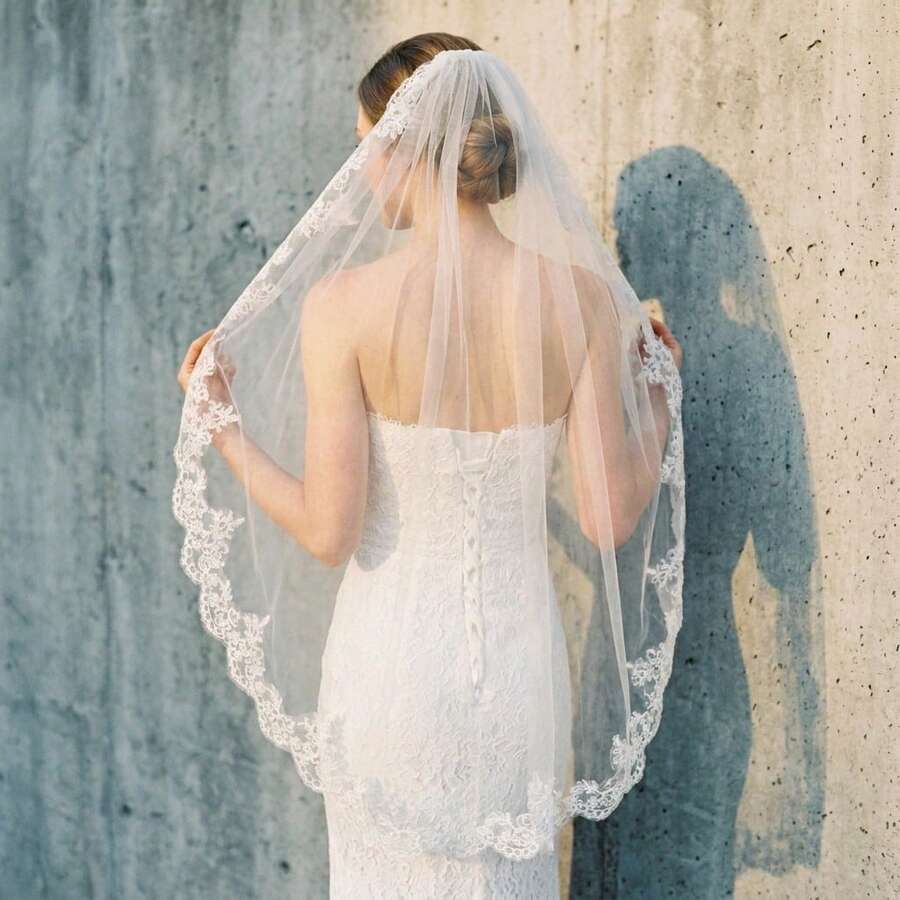 1件新娘蕾絲邊指尖長度婚紗面紗,白色與象牙色,附梳子 - 彩色 - 查看 1