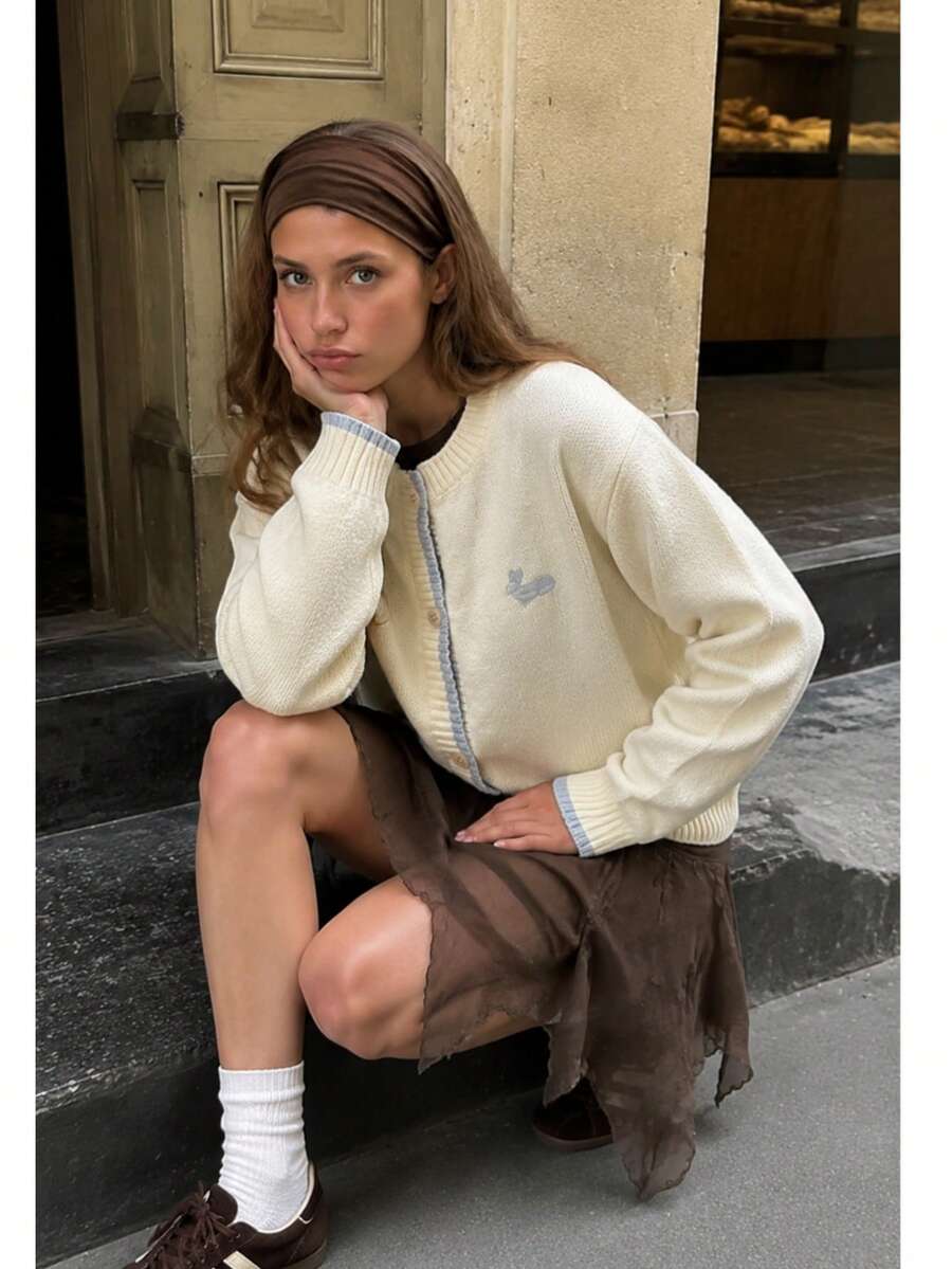Jaket Sweater Rajut Cardigan Wanita Minimalis Kasual Musim Gugur/Dingin Terbaru dengan Blok Warna, Bordir Kecil di Bagian Dada Depan, dan Leher Bulat. - Putih - View 1